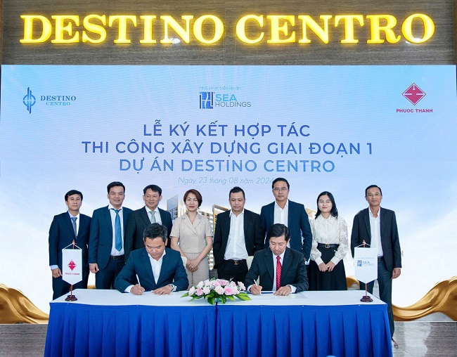 (Ông Đỗ Duy Nghi, Phó Tổng giám đốc Seaholdings cùng ông Nguyễn Minh Tuấn - TGĐ Công ty Cổ phần Xây dựng Phước Thành tại buổi ký kết.)