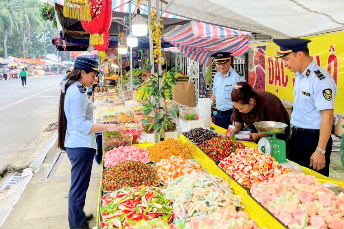 Các mặt hàng vi phạm trải rộng từ quần áo, giày dép, túi xách, linh kiện - phụ tùng xe máy, điện thoại, vàng, trang sức đến mỹ phẩm, thực phẩm, 
