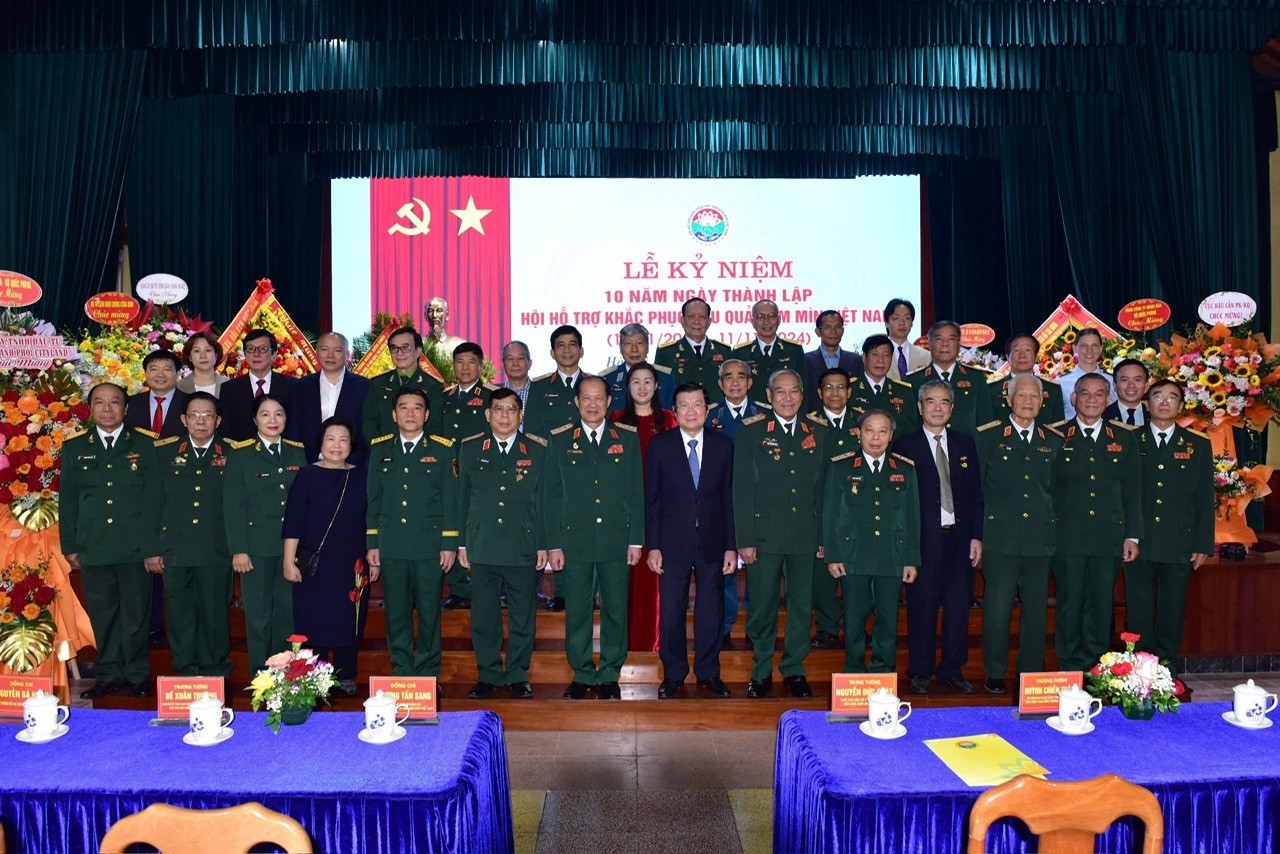 Các đại biểu chụp ảnh lưu niệm tại Lễ kỷ niệm 10 năm thành lập Hội Hỗ trợ Khắc phục Hậu quả Bom mìn Việt Nam