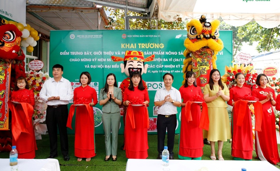 Cắt băng khai trương điểm trưng bày, giới thiệu và phân phối sản phẩm nông sản, OCOP huyện Ba Vì.