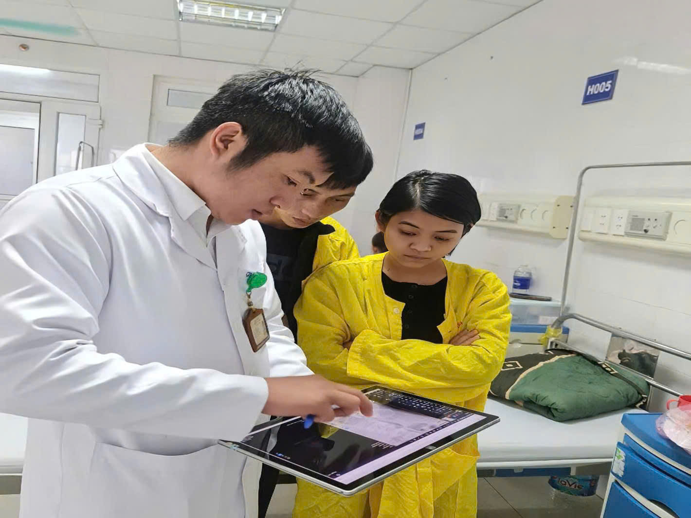 Cán bộ Bệnh viện Nhi Thanh Hoá trực tiếp hướng dẫn người dân cách tra cứu kết quả khám chữa bệnh trên điện thoại thông minh