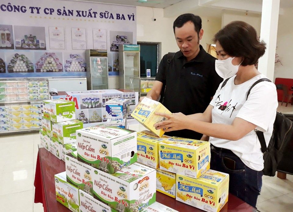 Người tiêu dùng mua sản phẩm OCOP sữa Ba Vì.
