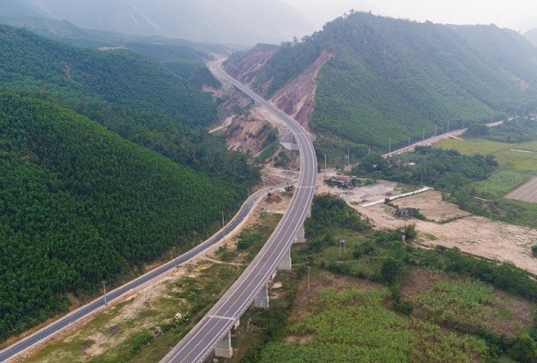 Một cầu vượt trên đoạn La Sơn - Hòa Liên. Ảnh: Internet