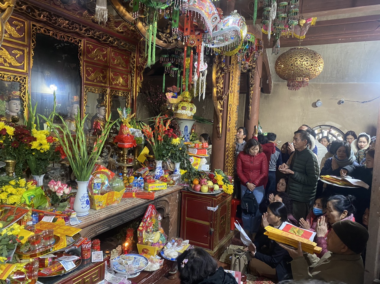 Các phật tử và du khách dâng hương, cầu mong bình an, sức khoẻ và may mắn.