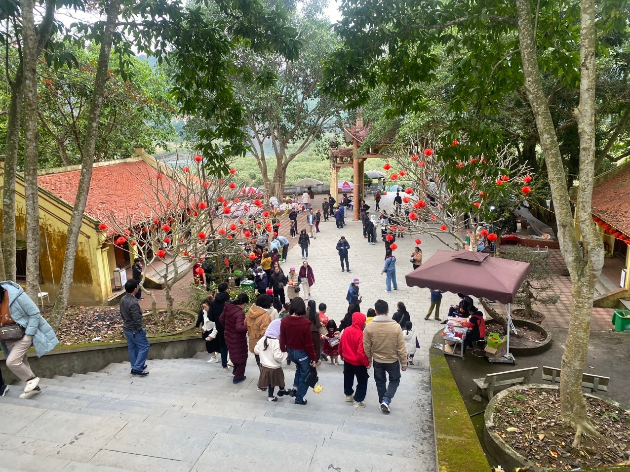 Du khách trở về đền Cửa Đặt ngày đầu năm mới Ất Tỵ.