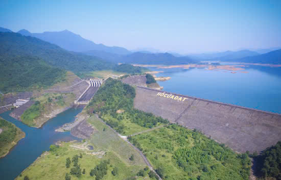 Hồ Cửa Đặt một công trình thuỷ lợi lớn nhất Miền Trung nằm bên cạnh đền Cửa Đặt.