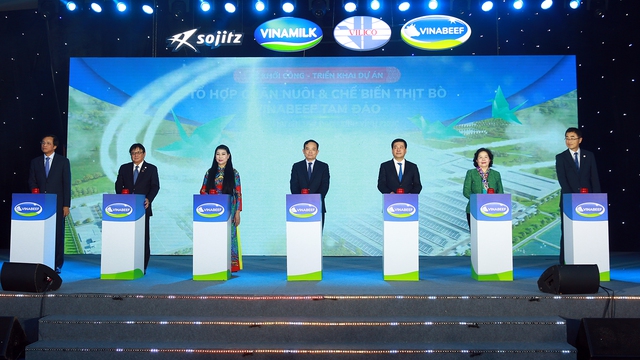 Phó Thủ tướng Trần Lưu Quang và các đại biểu thực hiện nghi thức khởi công dự án Tổ hợp chăn nuôi-chế biến thịt bò Vinabeef Tam Đảo - Ảnh: VGP/Hải Minh