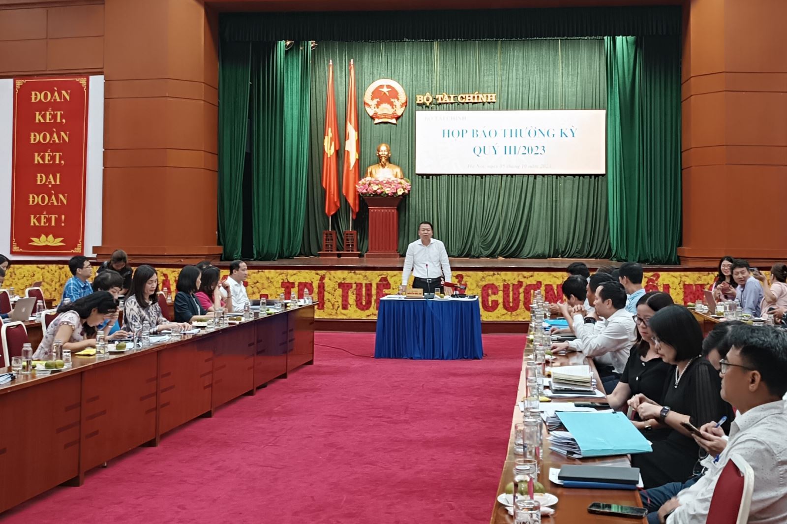 cảnh buổi họp báo thường kỳ Quý III - 2023 của Bộ Tài chính.