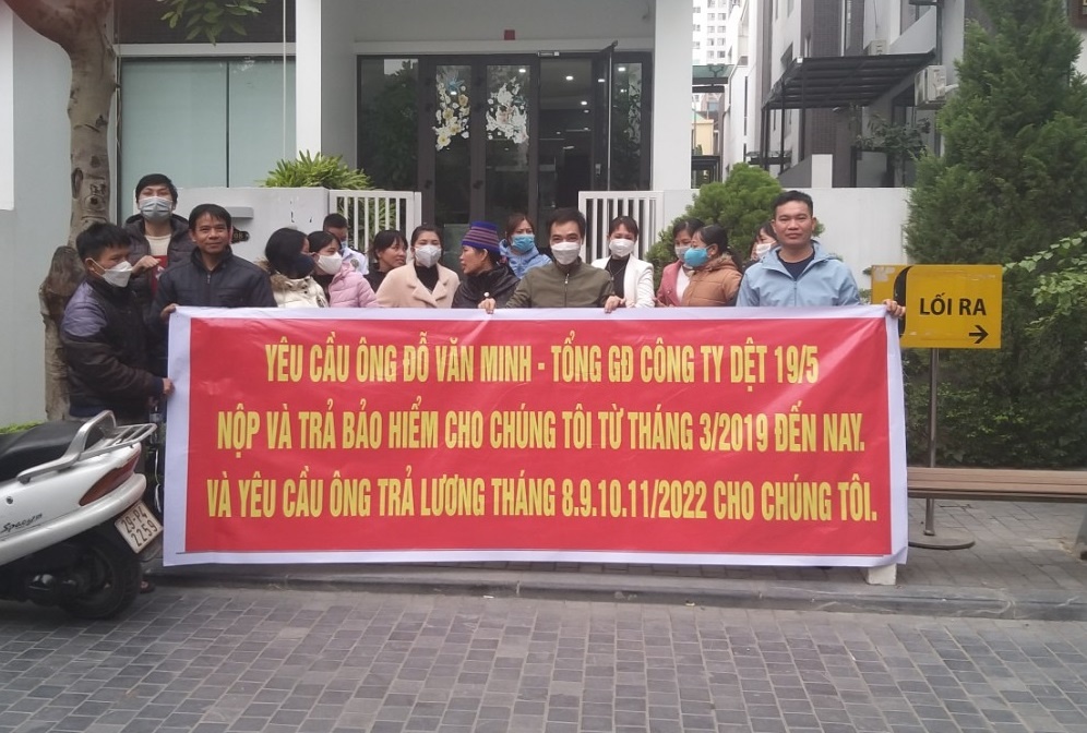 hóm công nhân căng băng rôn yêu cầu Tổng giám đốc Công ty CP Dệt 19/5 trả quyền lợi cho người lao động vào ngày 3/1/2023 tại Hà Nội. Ảnh: CNCC