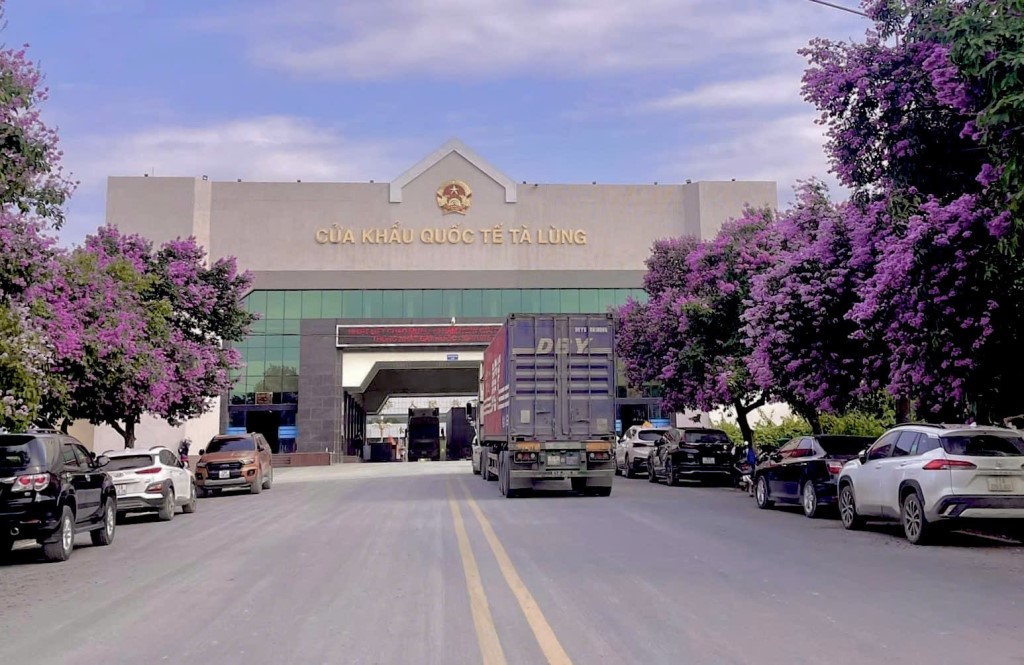  Xuất nhập khẩu hàng hóa tại Cửa khẩu quốc tế Tà Lùng. (Nguồn ảnh: Báo Cao Bằng)