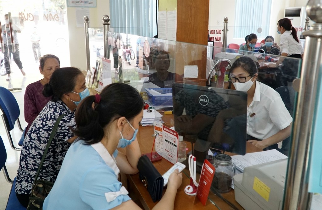 Khách hàng giao dịch tại Agribank Cao Bằng (Ảnh nguồn: Báo Cao Bằng)