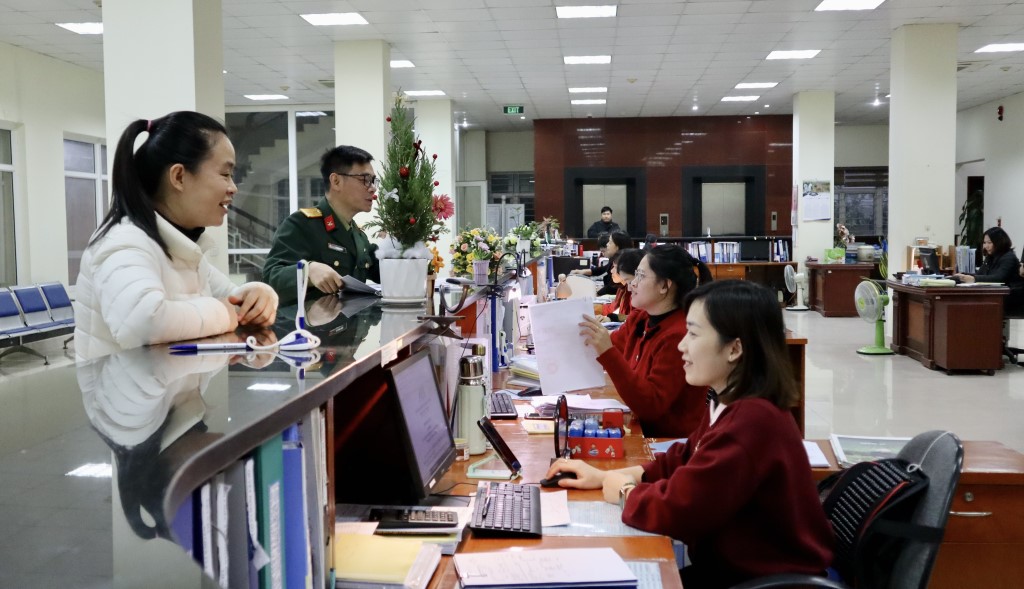 Cán bộ Kho bạc Nhà nước tỉnh thực hiện các thủ tục chi ngân sách Nhà nước.