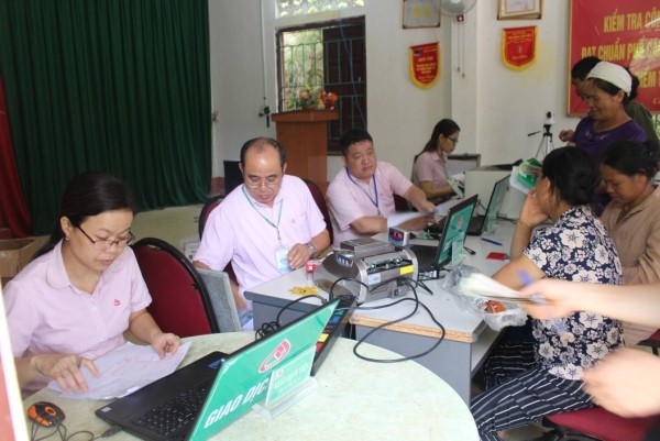 Cán bộ Phòng Giao dịch Ngân hàng Chính sách xã hội huyện Thông Nông thực hiện giải ngân vốn vay giảm nghèo cho bà con nông dân.