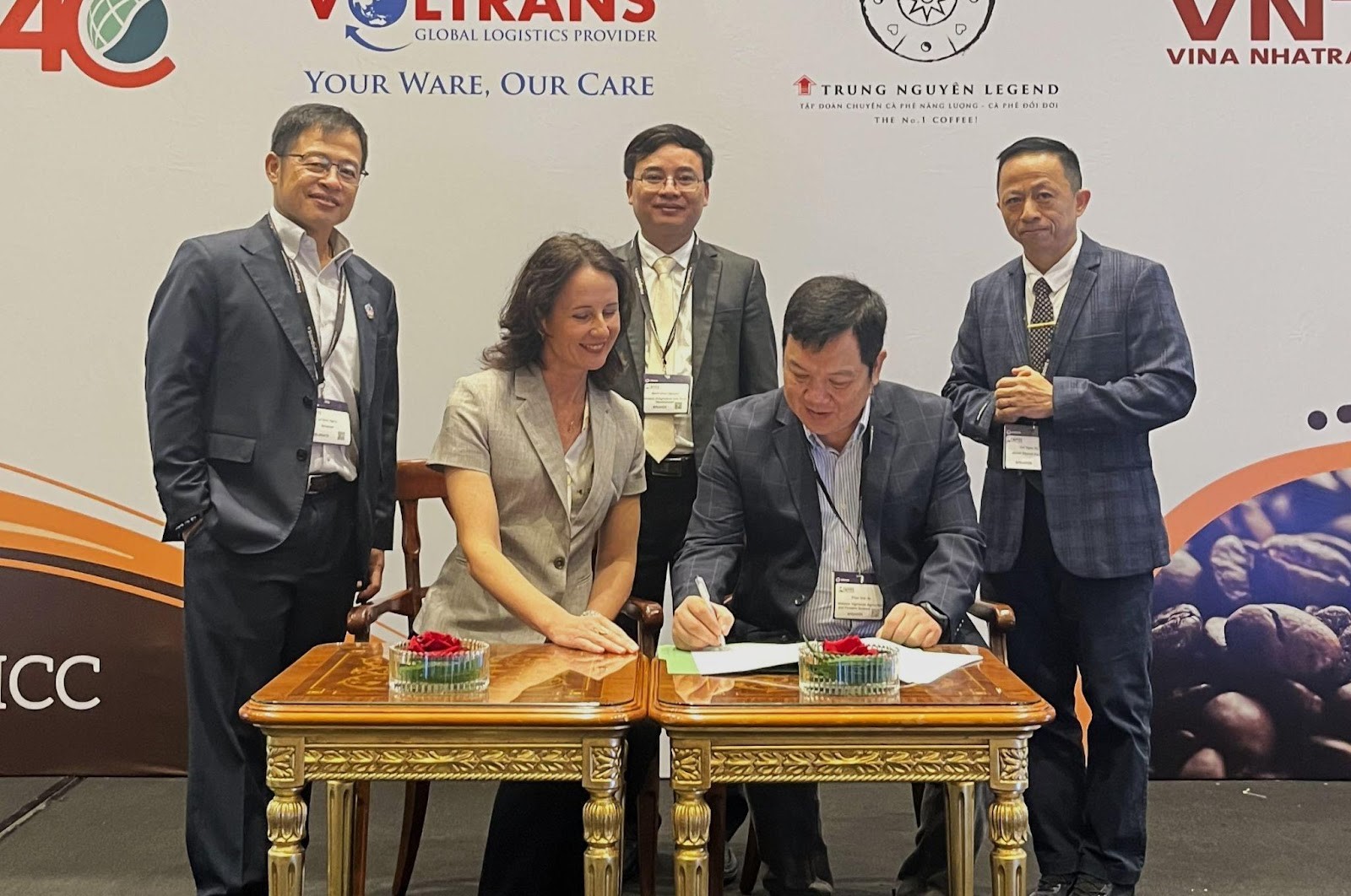 Phía trước: Tiến sĩ Tania Humphrey (WCR), Tiến sĩ Phan Việt Hà (WASI) Sau: Nghĩa Lê (The J.M. Smucker Co), Nguyễn Quốc Mạnh (Bộ Nông nghiệp và Phát triển Nông thôn), Đỗ Ngọc Sỹ (JDE)