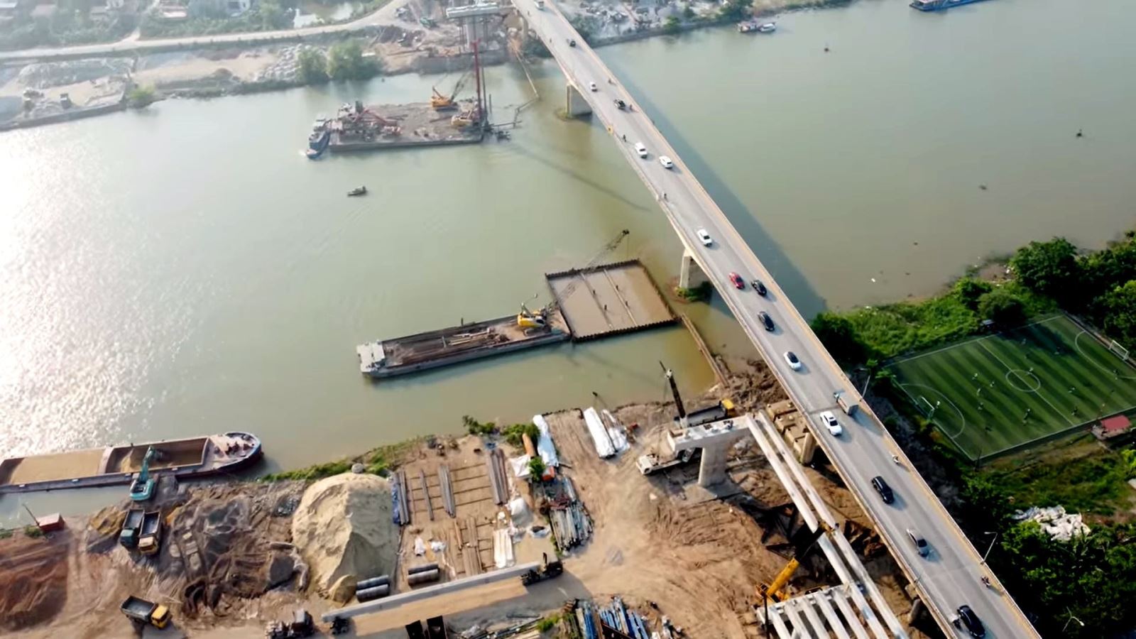 Dự án tuyến đường bộ mới Nam Định – Lạc Quần – Đường bộ ven biển được khởi công cuối năm 2022 với chiều dài 25 km, tổng mức đầu tư gần 6.000 tỷ đồng.