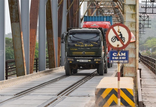 Cầu Cẩm Lý là cầu duy nhất trên cả nước còn đường bộ đi chung đường sắt. Ảnh: Thanh Tuyền