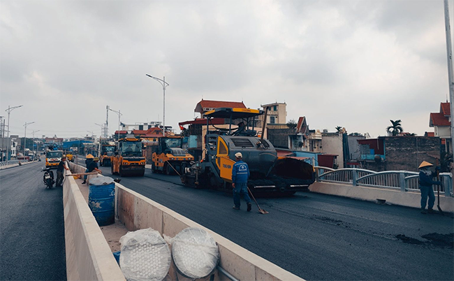 Cầu vượt có chiều dài khoảng 285m, bề rộng 19,5m. Tường chắn cho đường dẫn hai đầu cầu với chiều dài khoảng 200m. Ảnh: Duy Mạnh