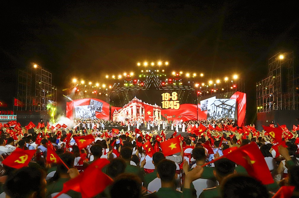 Hơn 10.000 đại biểu, cán bộ, chiến sĩ và nhân dân tham dự trực tiếp