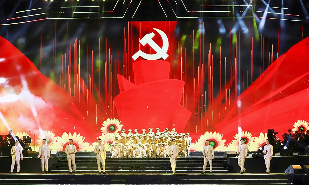 Hoạt cảnh Đảng mãi mãi trong trái tim người lính, còn sống là còn chiến đấu hy sinh vì Đảng trường tồn