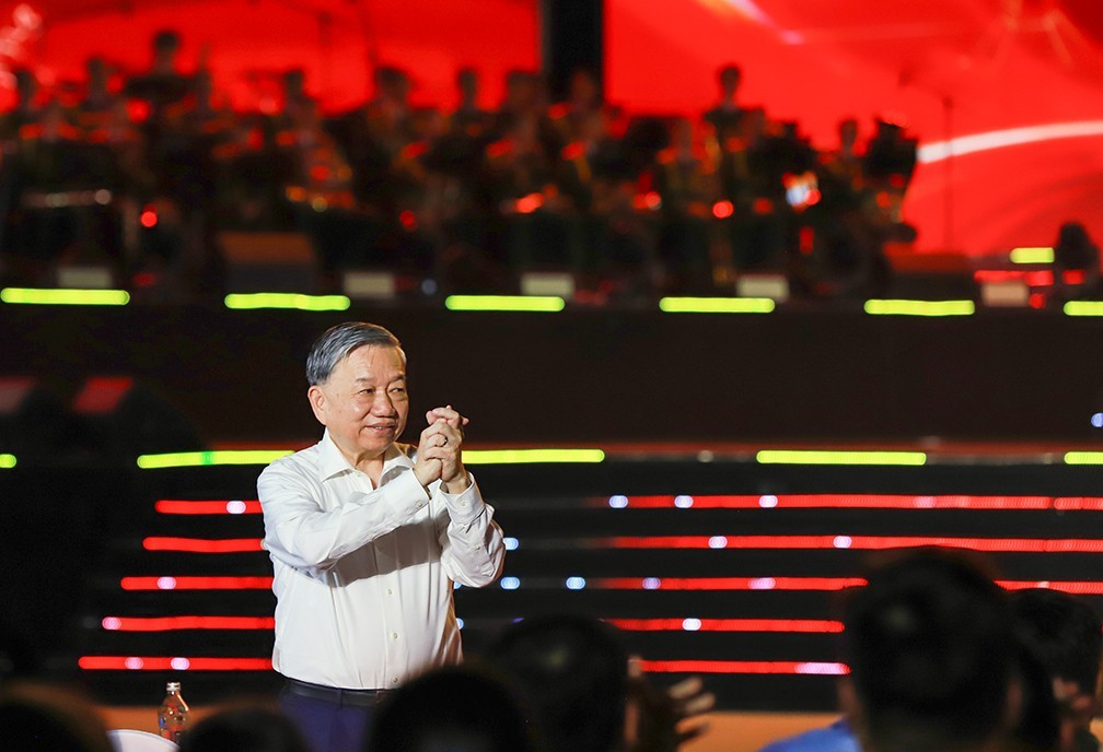 Tổng Bí thư Tô Lâm, Bí thư Quân ủy Trung ương tới dự chương trình tại đầu cầu Hà Nội