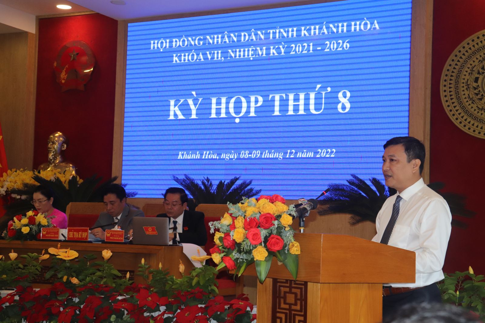 ông Trần Nam Bình, Giám đốc Sở Xây dựng tỉnh Khánh Hòa phát biểu trong phiên chất vấn và trả lời chất vấn tại Kỳ họp thứ 8