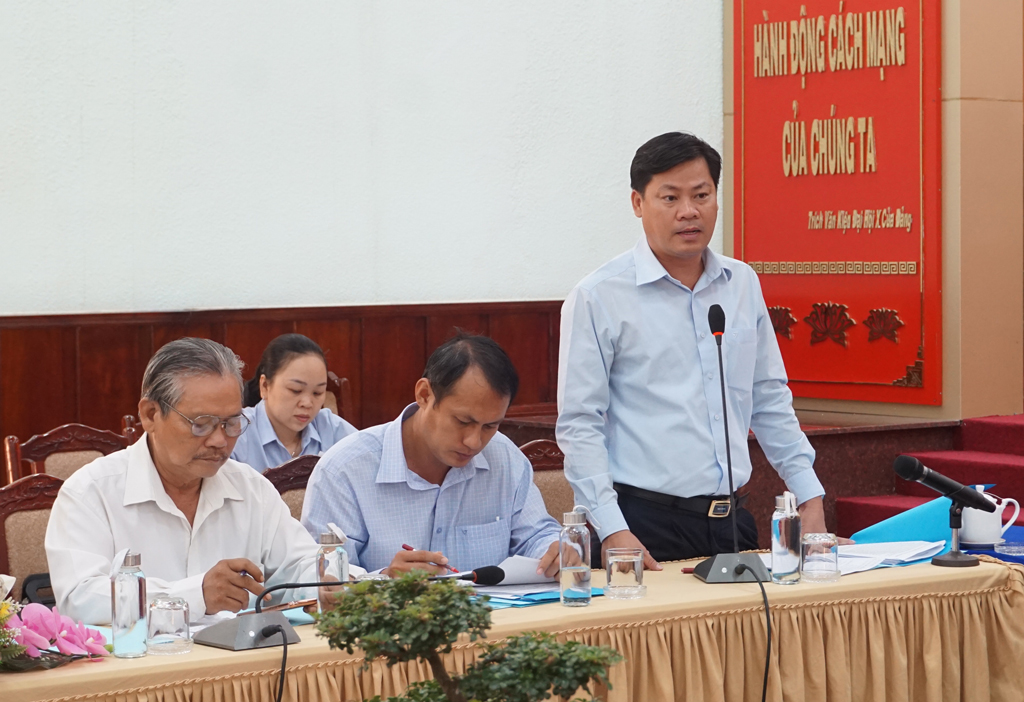 Chủ tịch UBND huyện Cần Đước - Huỳnh Văn Quang Hùng kiến nghị với Đoàn giám sát