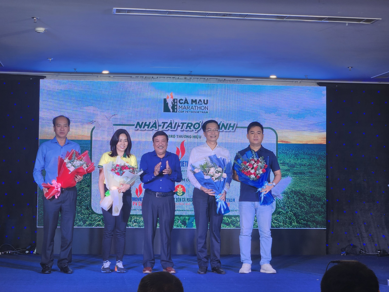 Các nhà tài trợ nhận hoa từ Ban tổ chức