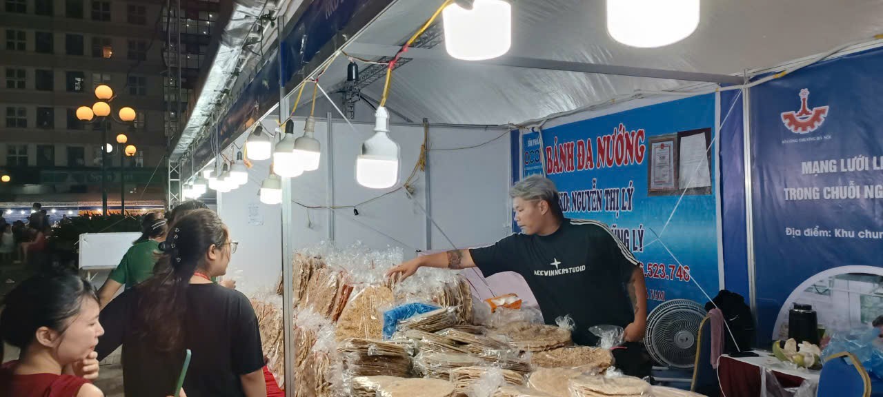 Người tiêu dùng tham gia mua sắm tại chương trình kết nối “Mạng lưới liên kết hợp tác sản xuất và tiêu dùng bền vững trong chuỗi ngành chế biến nông sản năm 2024”