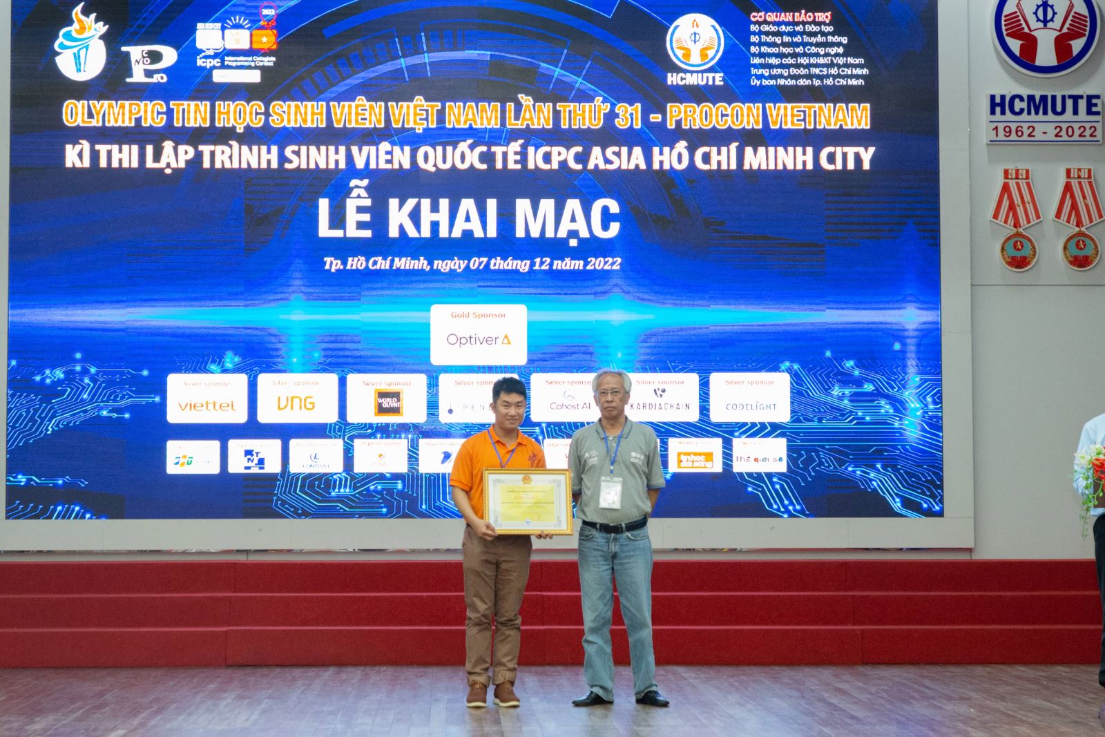 Ông Nguyễn Long, Uỷ viên Hội đồng Trung ương Liên hiệp các Hội Khoa Học & Kỹ Thuật Việt Nam, Phó Chủ tịch Liên Hiệp các Hội Khoa học và Kỹ thuật Hà Nội, trao tặng bằng khen của Liên hiệp hội Khoa Học & Kỹ Thuật Việt Nam về thành tích tổ chức, huấn luyện Olympic cho Khoa CNTT, trường Đại học KHTN-ĐH Quốc gia Tp Hồ Chí Minh.