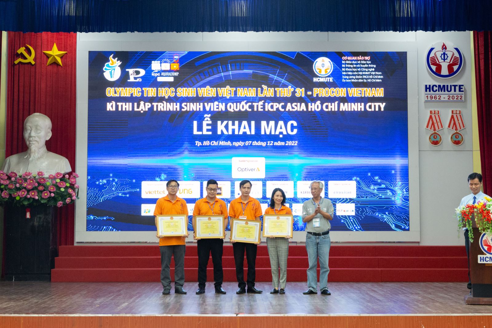 Trao tặng bằng khen của Liên hiệp hội Khoa Học & Kỹ Thuật Việt Nam cho thầy Phạm Nguyên Khang, Phó hiệu trưởng trường CNTT - TT, Đại học Cần Thơ; Thầy Phạm Xuân Tích, Giảng viên Đại học Giao Thông vận tải; Cô Tô Thị Hải Yến, Giảng viên Đại học Ngoại Thương và Thầy Nguyễn Mạnh Sơn, Học Viện Công Nghệ Bưu chính Viễn Thông.