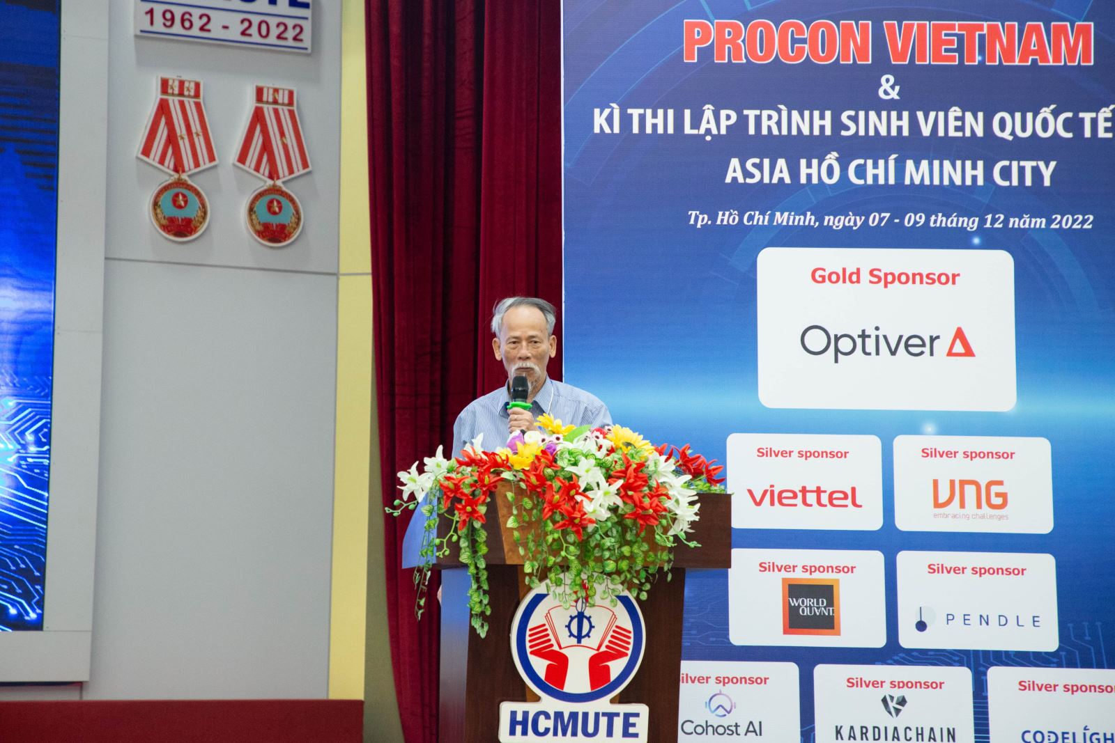 PGS.TS. NGND Hồ Sĩ Đàm thay mặt HĐGK phát biểu ý kiến về các công tác chuyên môn cho kỳ thi Olympic Tin học Sinh viên Việt Nam lần thứ 31, cuộc thi Procon và kỳ thi ICPC Châu Á, Điểm thi Tp Hồ Chí Minh năm 2022.