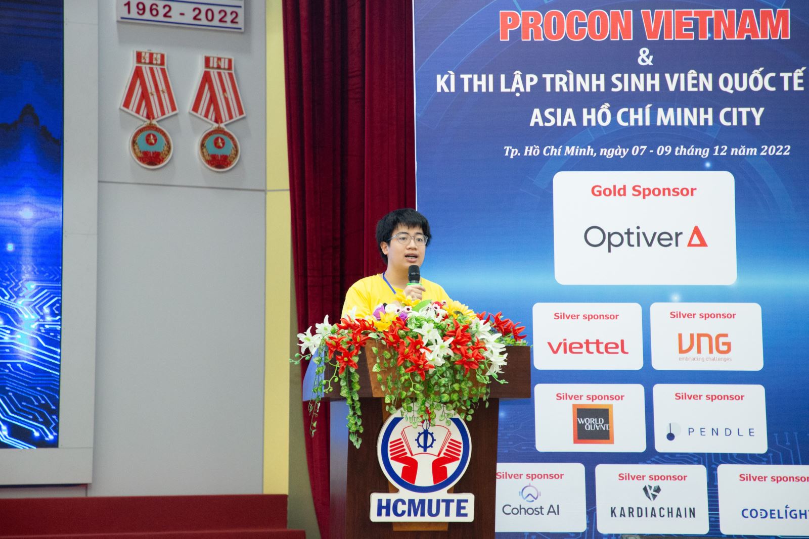 Bạn Ngô Quý Đăng, sinh viên trường ĐH Khoa học Tự nhiên – ĐH QG Hà Nội đại diện cho các thí sinh tham dự Olympic Tin học Sinh viên Việt Nam lần thứ 31 và kỳ thi ICPC Châu Á, Điểm thi Tp Hồ Chí Minh năm 2022 đọc lời tuyên thệ.