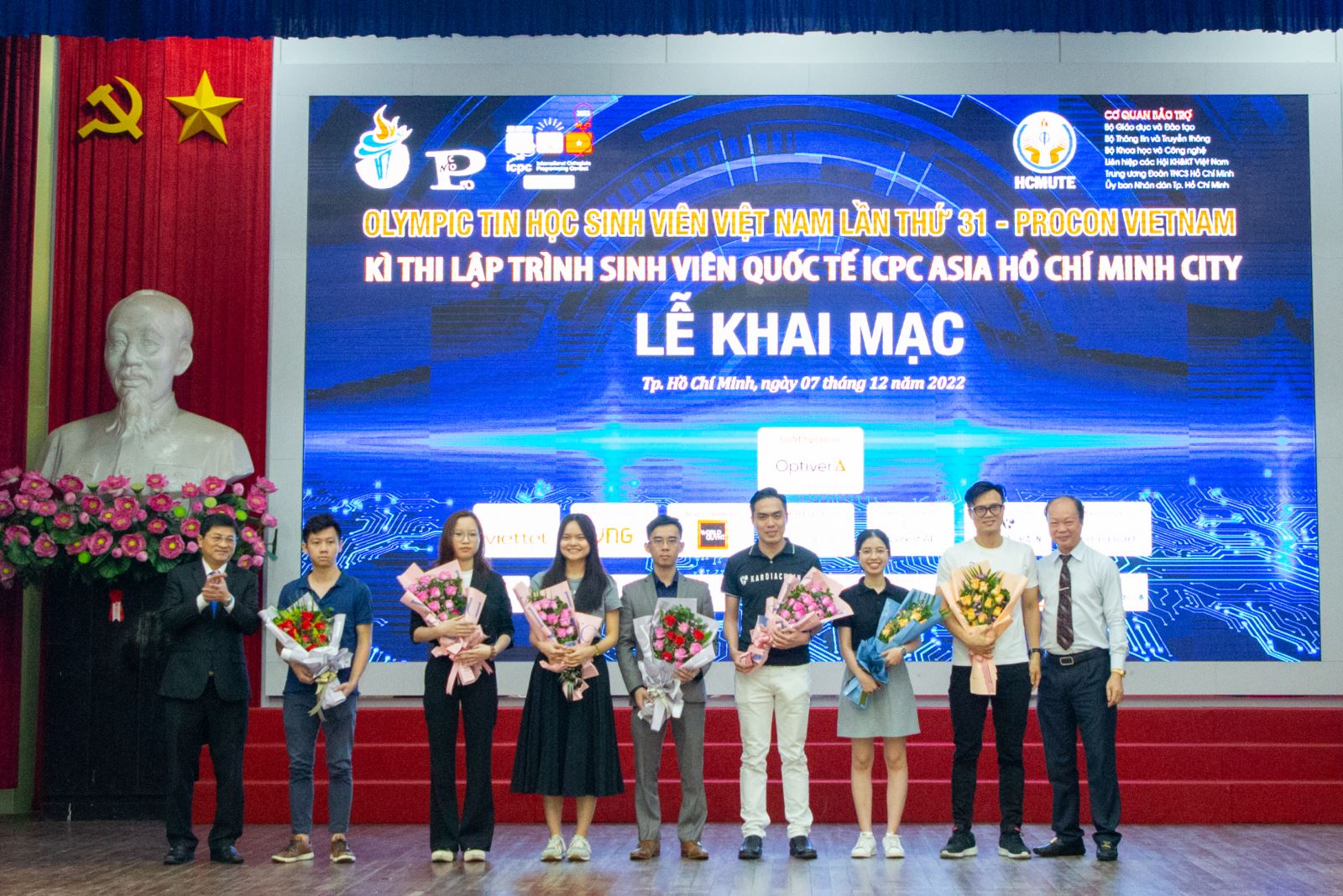 BTC trao tặng hoa cho đại diện các Nhà tài Trợ Vàng, Bạc, Đồng và Tài trợ.