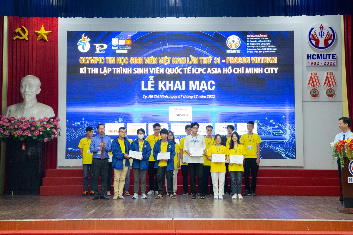 Giải nhì Không chuyên tin thuộc về BKDN.Fresher (ĐH Bách khoa - ĐH Đà Nẵng); NEU_THREE (ĐH Kinh tế Quốc dân).