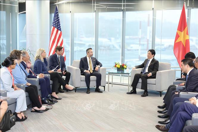 Chủ tịch nước Lương Cường đã tiếp Đoàn nghị sỹ bang Oregon do Hạ nghị sỹ Nguyễn Bá Lộc, Chủ tịch Ủy ban phát triển kinh tế Hạ viện Oregon làm Trưởng đoàn.