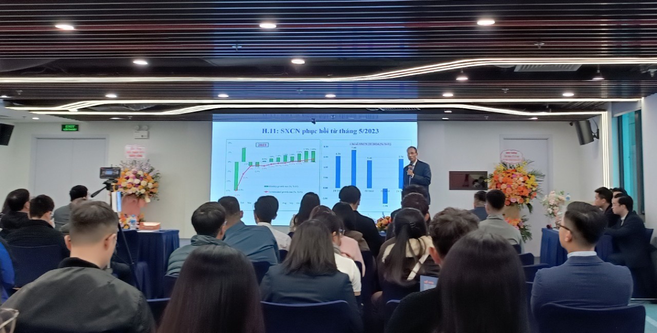 Tiến sỹ Cấn Văn Lực chia sẻ tại Hội thảo