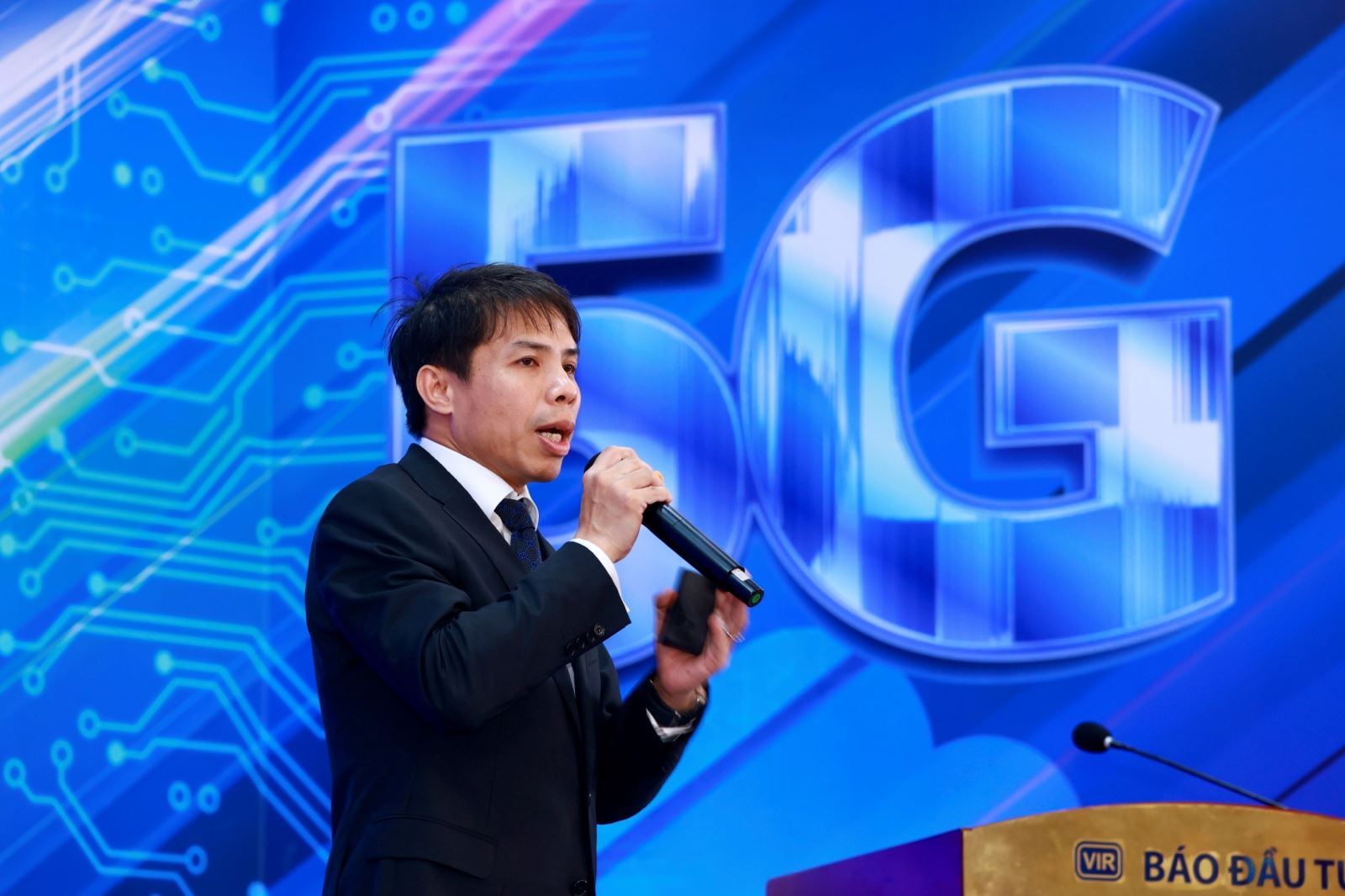 Ông Nguyễn Tuấn Huy, Tổng công ty Viễn thông MobiFone nêu các giải pháp số của MobiFone đang cung cấp cho các doanh nghiệp nhỏ và vừa 