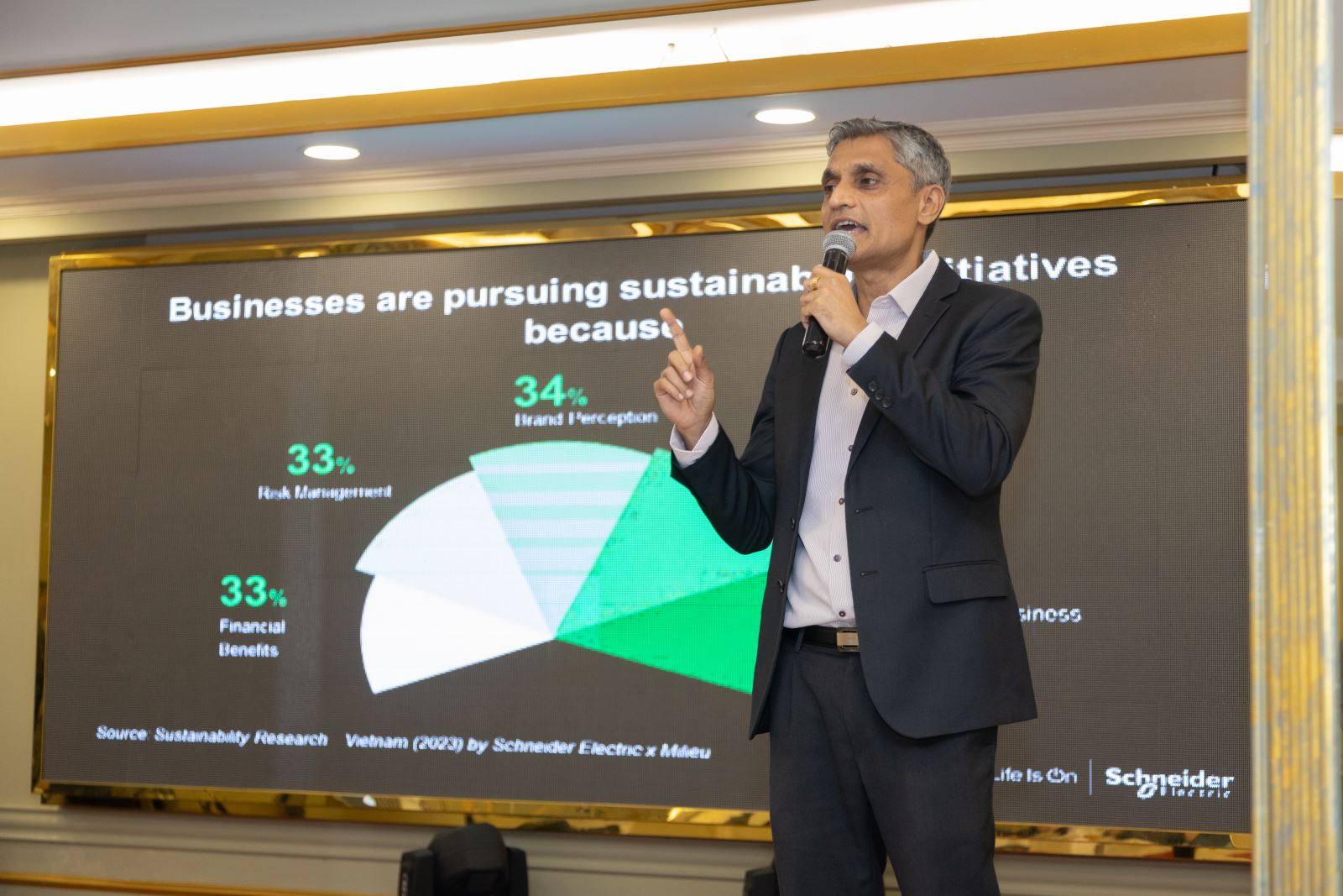  Ông Poovathungal Itteera ROY, Phó Chủ tịch Ban Năng lượng, Cụm Việt Nam và Campuchia, Schneider Electric 