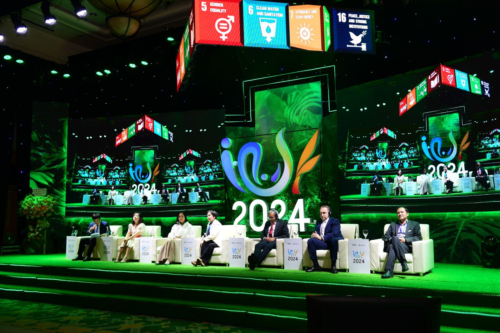 Các chuyên gia, đại diện doanh nghiệp chia sẻ về kinh nghiệm phát triển bền vững 