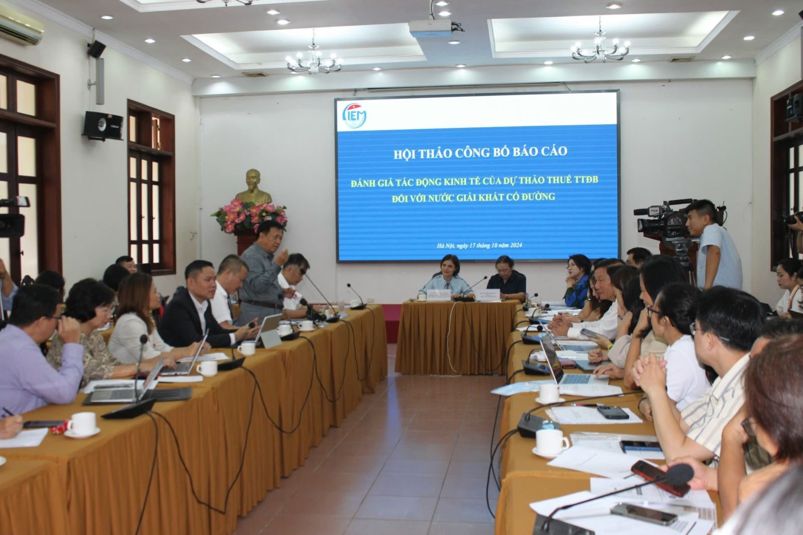 Ngày 17/10, Viện Nghiên cứu quản lý kinh tế Trung ương (CIEM) tổ chức Hội thảo công bố Báo cáo “Đánh giá tác động kinh tế của dự thảo thuế Tiêu thụ đặc biệt đối với nước giải khát có đường”.