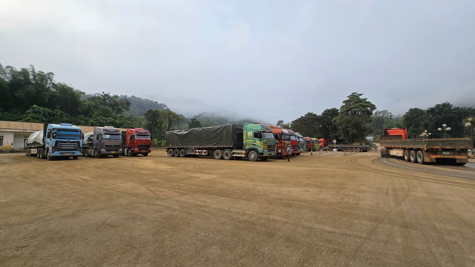 Khu vực bến bãi tại cửa khẩu Na Mèo.