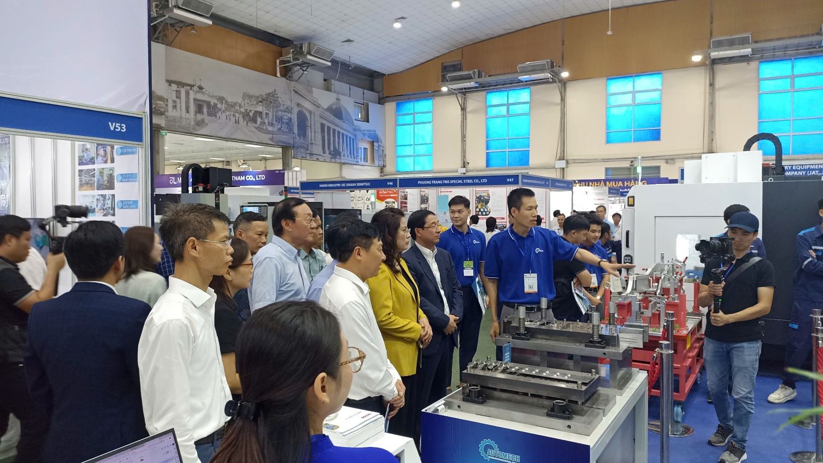 Các đại biểu và khách tham dự đi tham quan các gian hàng trong Hội chợ