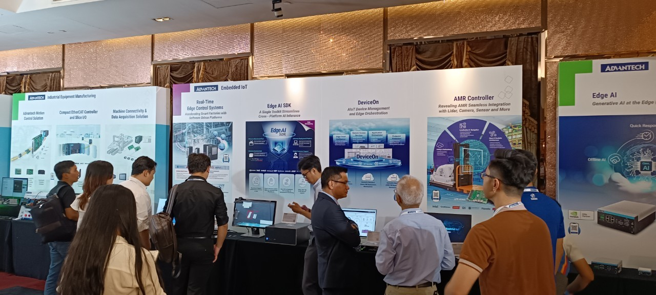 Khách tham gia sự kiện tìm hiểu, trải nghiệm các công nghệ tiên tiến