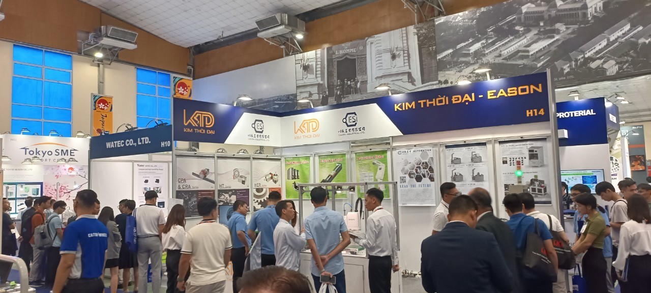 Vietnam Manufacturing Expo 2024 thu hút rất đông khách tham quan ngay từ ngày đầu mở cửa