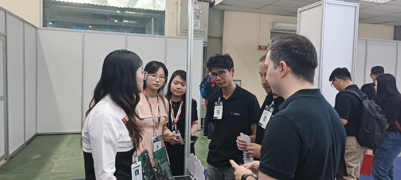 Các doanh nghiệp Việt đang chia sẻ thông tin, kết nối đầu tư với các khách tham quan nước ngoài tại triển lãm Vietnam Manufacturing Expo 2024