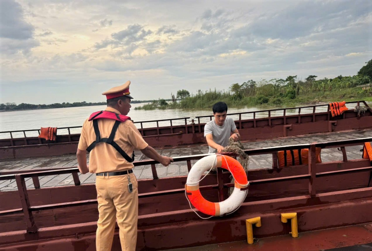 Đội Cảnh sát giao thông đường thủy hướng dẫn người dân neo buộc tàu, xuồng.