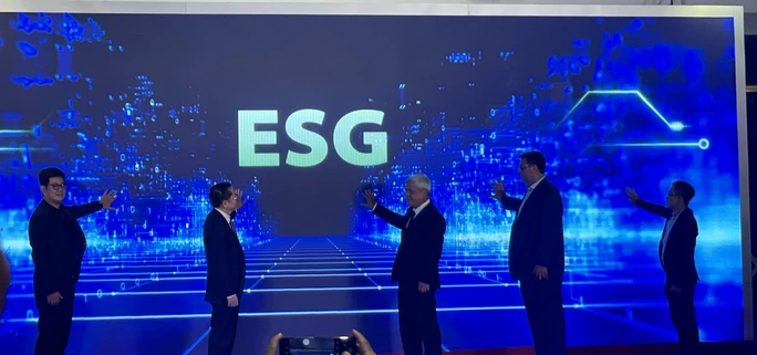 Lãnh đạo CT Group và khách mời bấm nút ra mắt Sàn giao dịch tín chỉ Carbon ASEAN