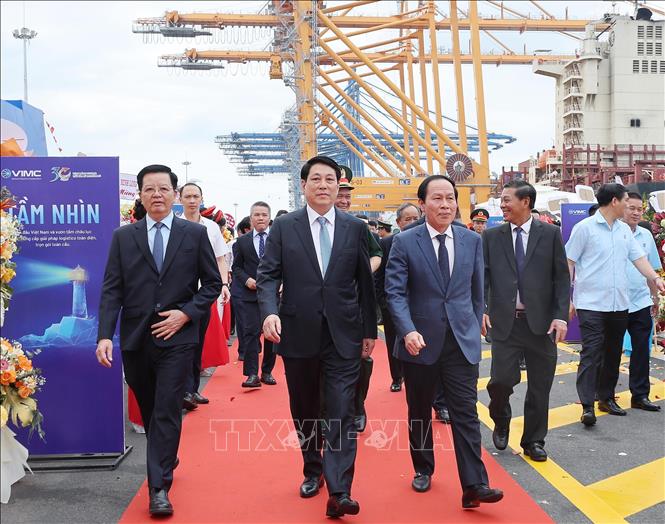 Chủ tịch nước Lương Cường với các đại biểu dự Lễ khánh thành Cảng container quốc tế TIL Cảng Hải Phòng - HTIT (Bến số 3, số 4 - Khu bến cảng Lạch Huyện)