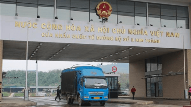 Xe chở hàng hóa qua Cửa khẩu quốc tế đường bộ số II Kim Thành. Ảnh minh họa