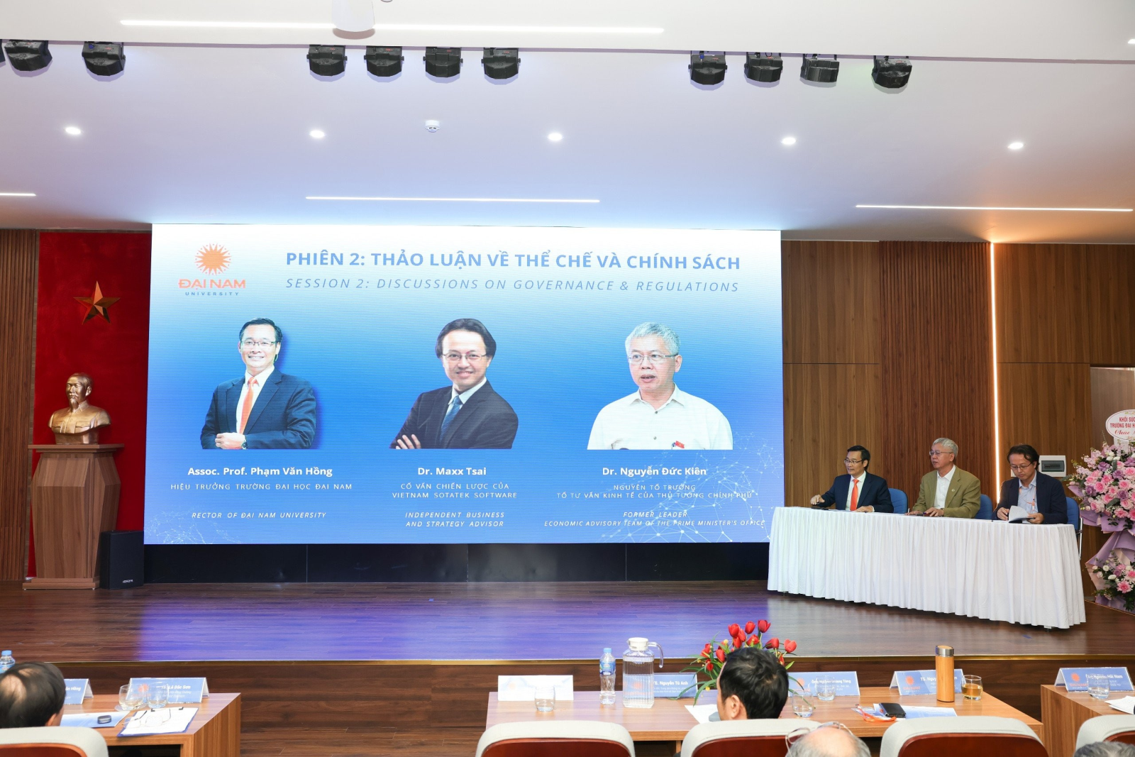 Các diễn giả chia sẻ tại phiên thảo luận thứ 2